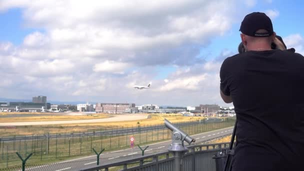 Planespotting en Frankfurt aeropuerto . — Vídeo de stock