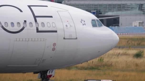 Airbus 340 буксировка из эксплуатации — стоковое видео