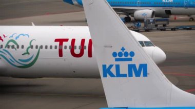 TUI sinek Boeing 767 iniş sonra Taksilemek