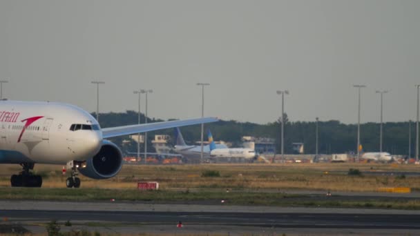 Boeing 777 rollt vor dem Abflug — Stockvideo