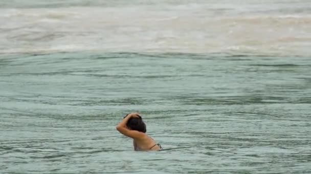 Młoda kobieta na plaży Nai Harn, na południe od wyspy Phuket — Wideo stockowe