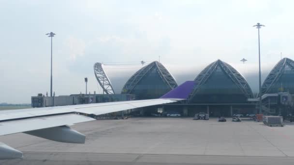 Suvarnabhumi havaalanında uçak taksi, Bangkok — Stok video