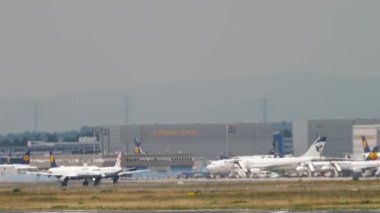 Lufthansa Airbus A320 kalkıyor.