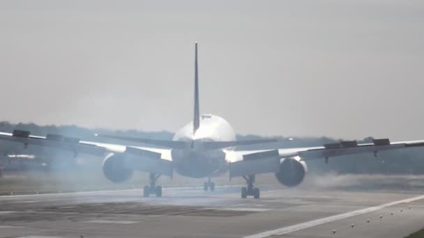 Avión acercándose y aterrizando temprano en la mañana — Vídeos de Stock