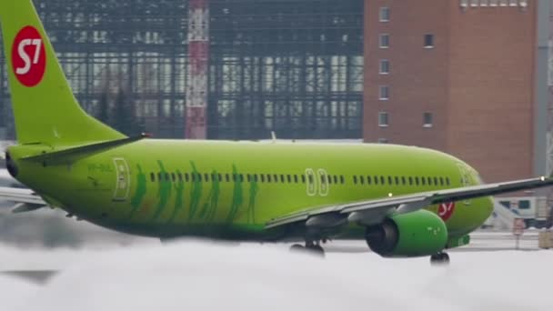 Boeing 737 επιταχύνει πριν από την αναχώρηση — Αρχείο Βίντεο