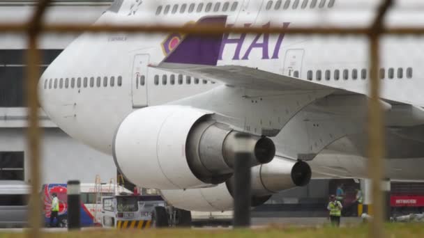 출항하기 전의 보잉 747 타이 항공 — 비디오