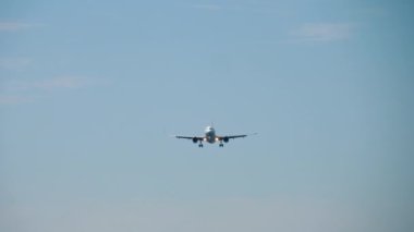 Okyanus üzerinden yaklaşan uçak.