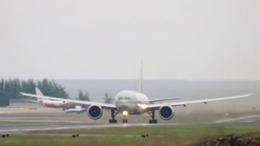 Phuket 'ten kalkan uçak.