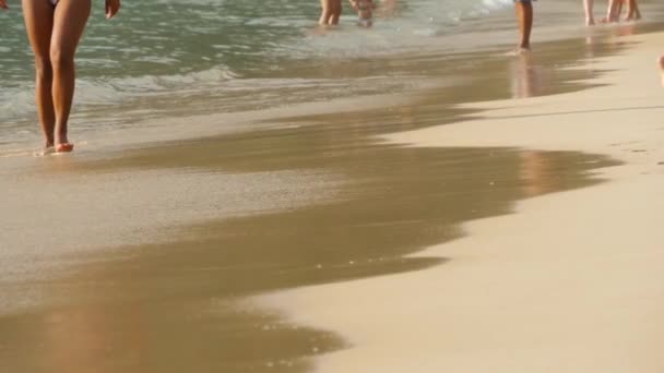 裸足のビーチウォーキング — ストック動画