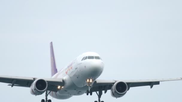 Airbus 320 aterrizando en el aeropuerto de Phuket — Vídeos de Stock