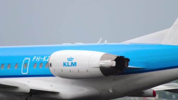 KLM Cityhopper Fokker 70 taxiing — Stock Video