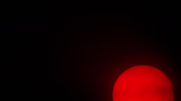 Sphère solaire rouge dans le smog épais — Video