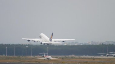 Lufthansa Airbus 380 kalkış