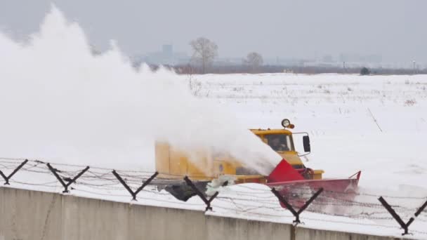 Снегоочиститель очищает взлетно-посадочную полосу — стоковое видео