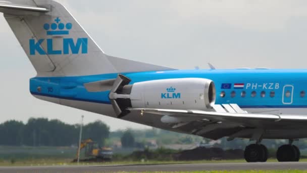 KLM Cityhopper Fokker 70 aterrizaje — Vídeo de stock