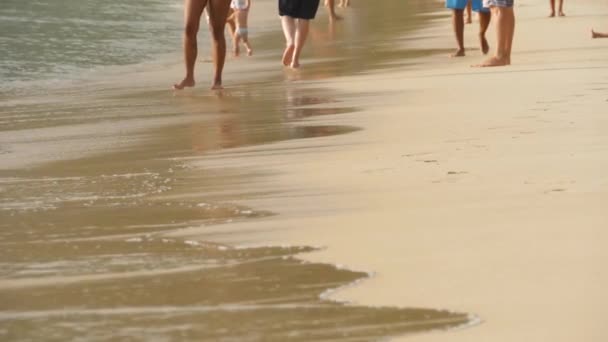 Barfota strandpromenader — Stockvideo