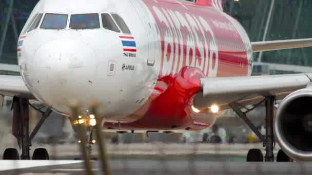 AirAsia Airbus A320 taxi — Stock video