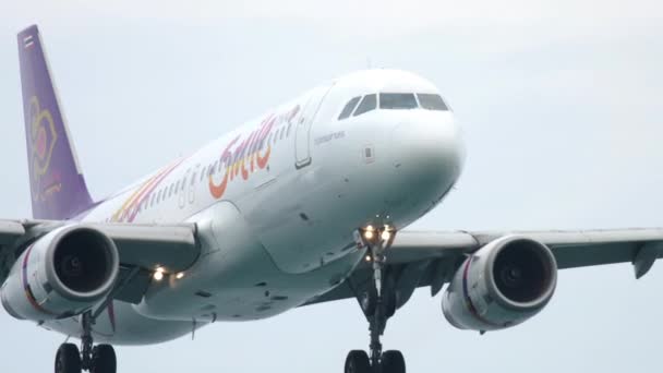 Airbus 320 přistává na letišti Phuket — Stock video
