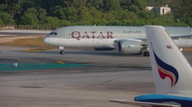 Uçak indikten sonra kalkıyor.