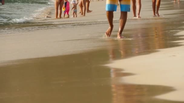 裸足のビーチウォーキング — ストック動画