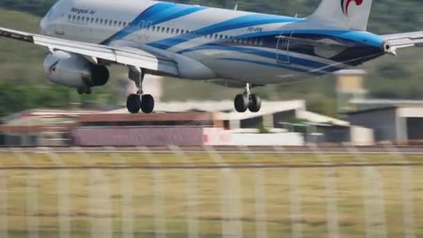 Airbus A320 landar på Phukets flygplats — Stockvideo