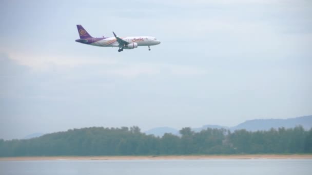 Airbus 320 Phuket Havaalanı'nda açılış öncesi yaklaşıyor — Stok video
