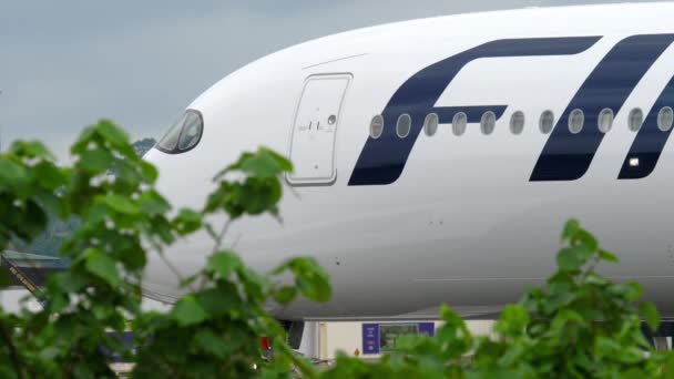 Airbus A350 на стартовой позиции — стоковое видео