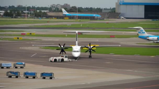 FlyBe Bombardier Dash 8 Q400 bugsering før afgang – Stock-video