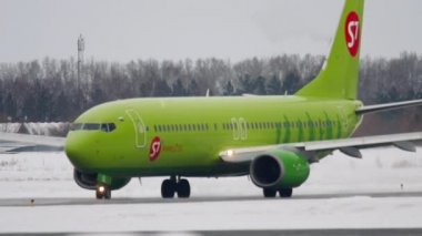 Boeing 737 kalkıştan önce kalkışa geçiyor.