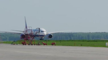 Boeing 777 piste iniş sonra otoparka Taksilemek