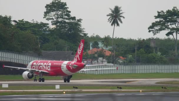Airbus A320 taxiing no aeroporto de Phuket — Vídeo de Stock