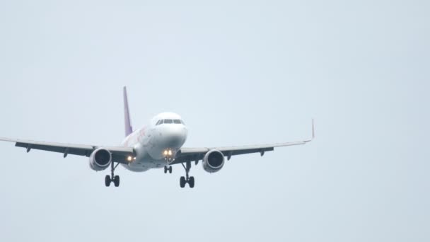 Airbus 320 aterrizando en el aeropuerto de Phuket — Vídeos de Stock