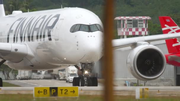 Airbus A350 taxiagem após o desembarque — Vídeo de Stock