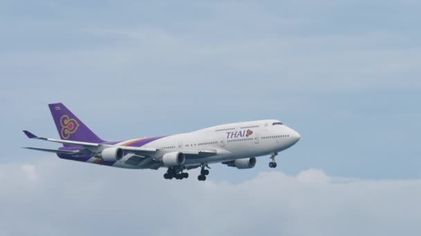 Thai Airways Boeing 747 närmar sig över havet — Stockvideo