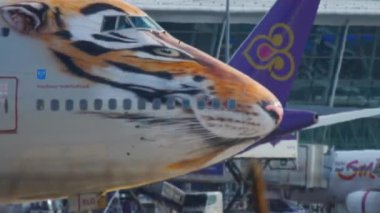 Uçak kalkıştan önce kalkışa hazırlanıyor.