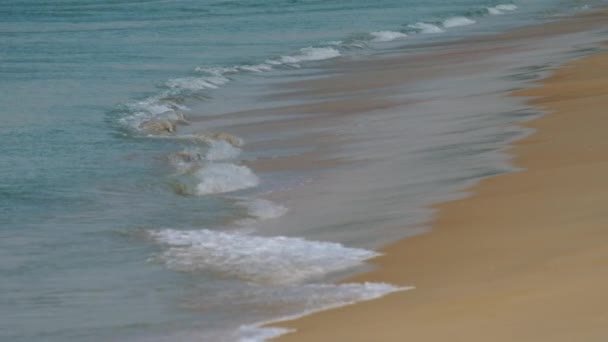 Olas azules ondean la orilla de la playa de Nai Harn — Vídeo de stock