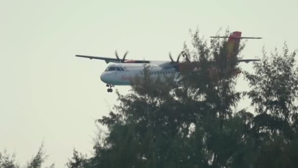 Turboprop uçağı Phuket 'e iniyor. — Stok video