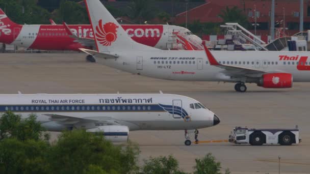 Flugzeug schiebt sich vor Abflug zurück — Stockvideo