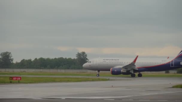 トルマチェヴォ空港からの飛行機出発 — ストック動画