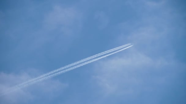 Avión volando alto — Vídeos de Stock