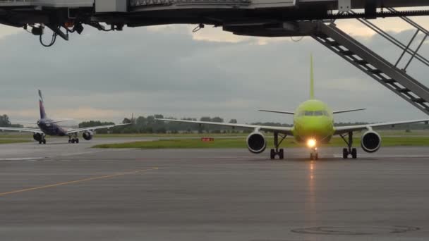 Vliegtuig taxiën na de landing — Stockvideo