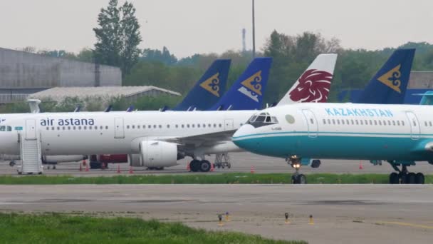 Kazajstán Tupolev 154 taxiing — Vídeo de stock