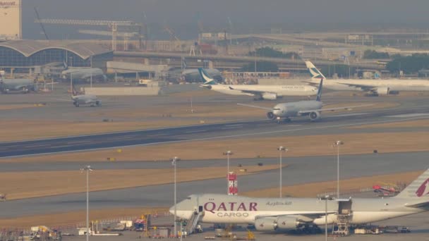 Cathay Pacific Boeing 777 wylot z Hongkongu — Wideo stockowe