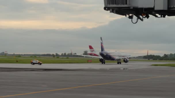 Αεροπλάνο τροχοδρόμησης πριν από την αναχώρηση από το αεροδρόμιο Tolmachevo — Αρχείο Βίντεο