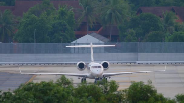 Privé-jet slepen voor vertrek — Stockvideo