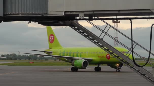 Avión en rodaje después del aterrizaje — Vídeos de Stock