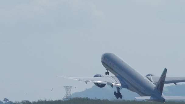 Phuket 'ten kalkan uçak. — Stok video