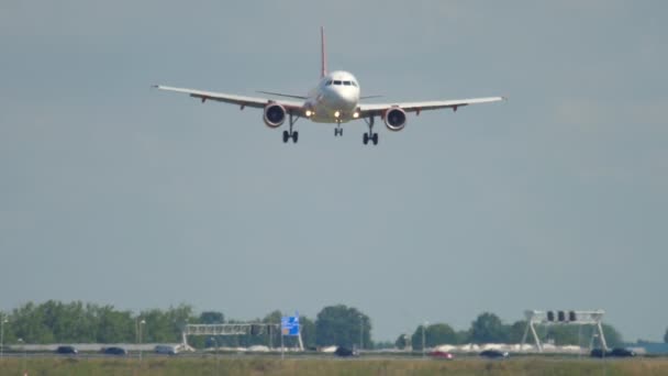 Easy Jet Airbus A319 iniş yapıyor. — Stok video