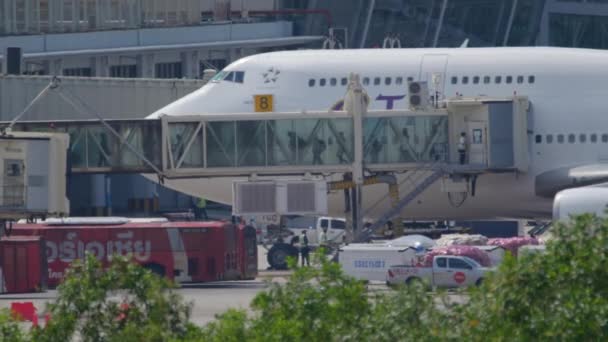 I passeggeri lasciano l'aereo attraverso il jetbridge — Video Stock