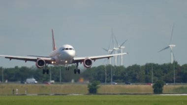 Easy Jet Airbus A319 iniş yapıyor.